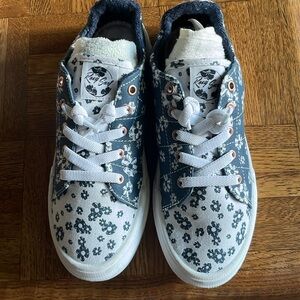 Roxy surf blue & white floral sneakers